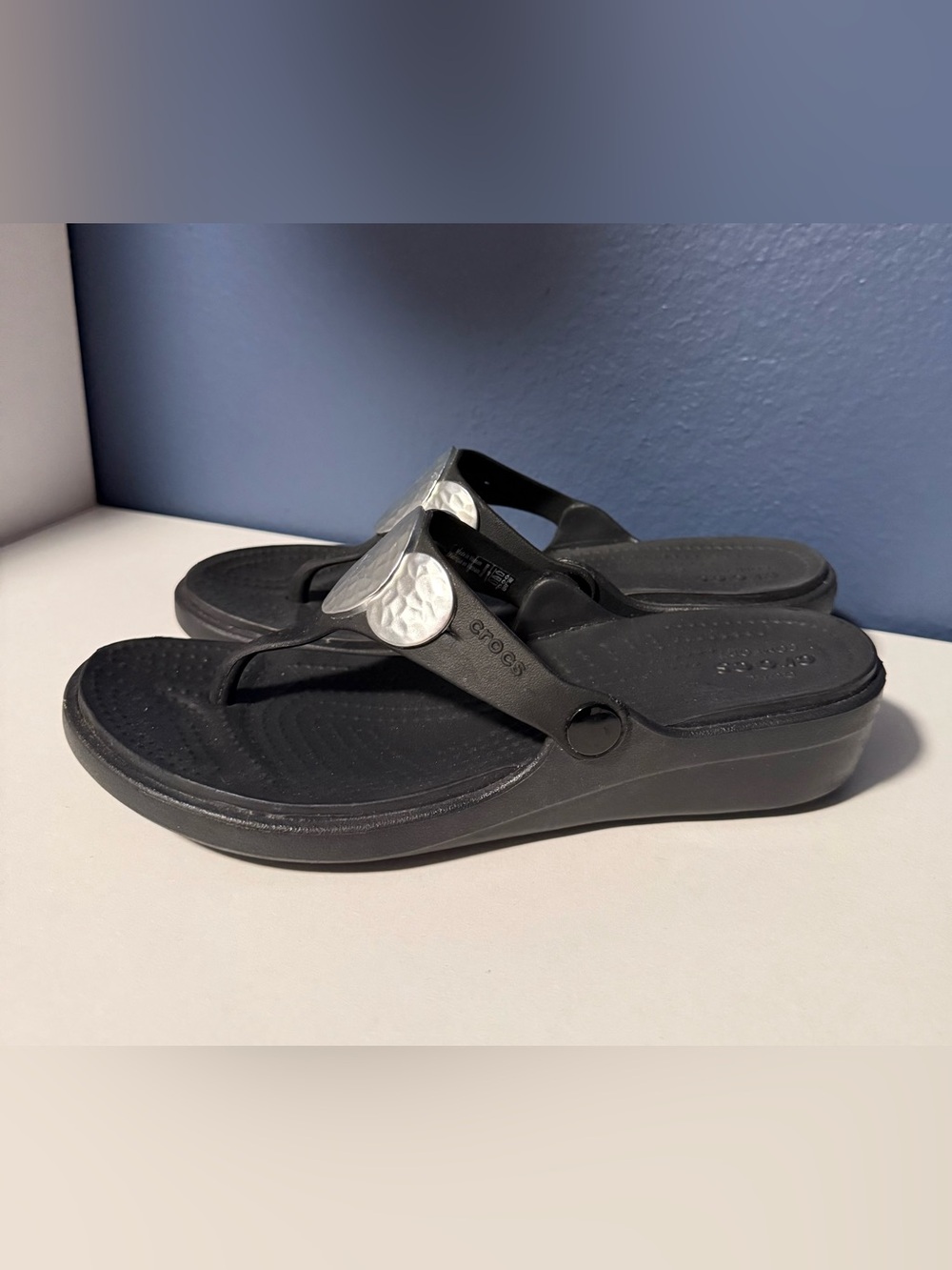 Crocs Sanrah Hammered Circle Metallic Wedge Flip Flop Sandals Black Size 8